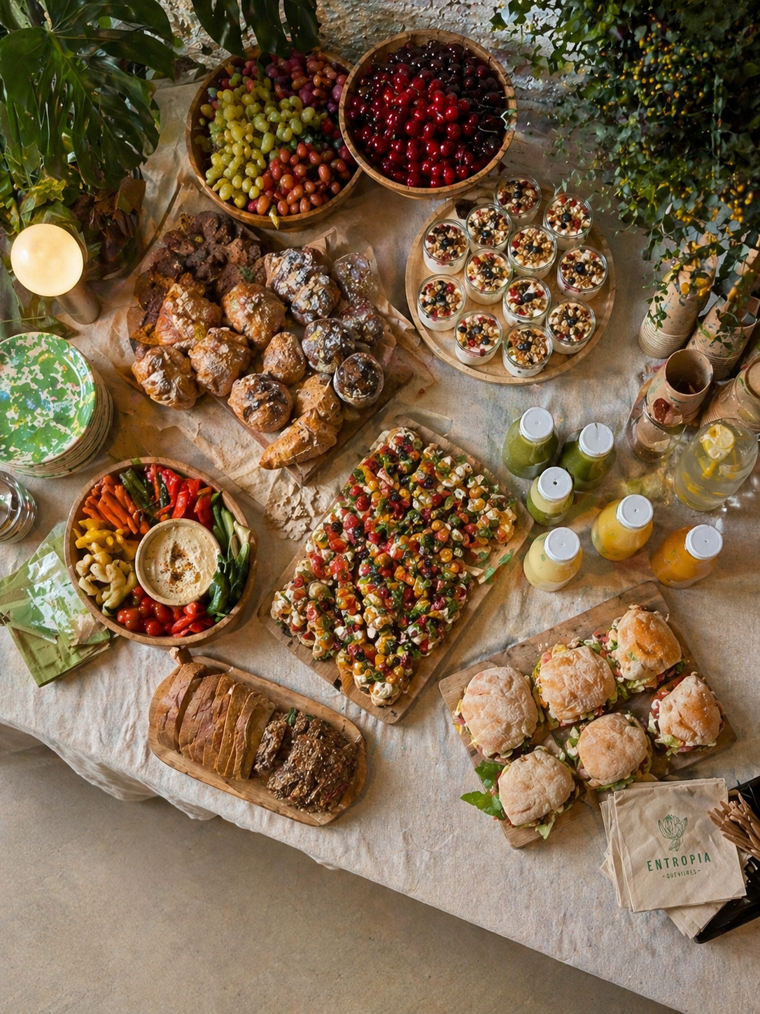 Taula de catering amb entrepans, sucs i fruita